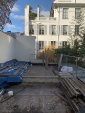 Jardin luxuriant et terrasse minérales - Paris
